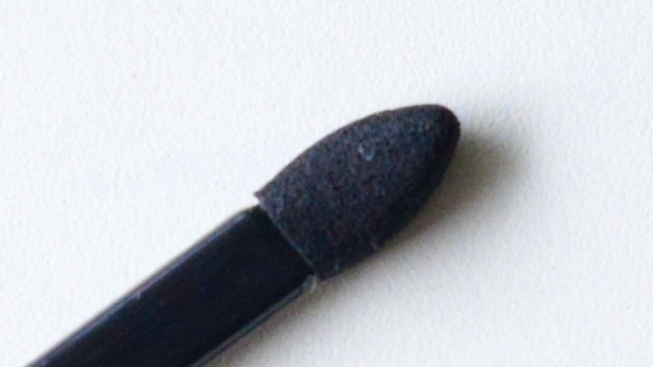 【ダイソー】キーボードの隙間ホコリをごっそり！「アイシャドウチップ」をPC掃除に使う驚きアイデア