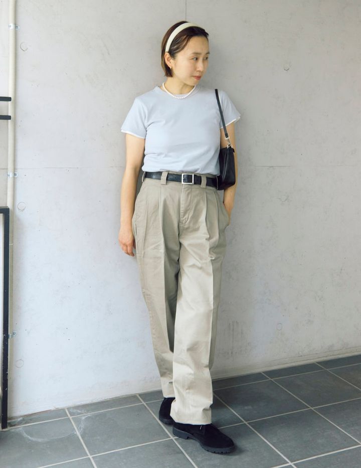 チノパンツ¥29,480、ベルト¥12,980、バッグ¥34,100、シューズ¥39,600（すべてオブラダ／シンチ）