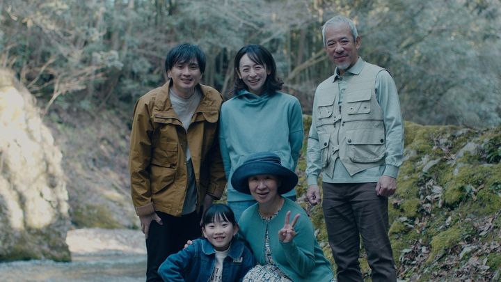映画『レンタル家族』場面写真 （C）KOHSAKA Pro width=