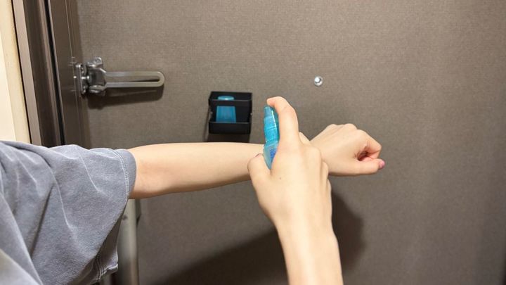地味に気になっていた虫よけスプレーの置き場所、ダイソー「マグネット傘立て」の意外な使い道を試してみました