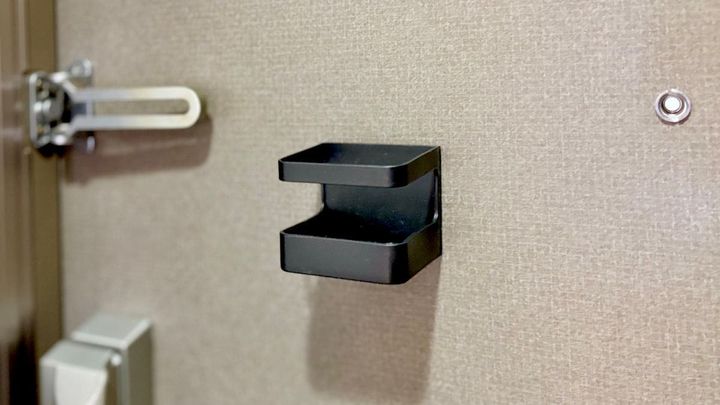 地味に気になっていた虫よけスプレーの置き場所、ダイソー「マグネット傘立て」の意外な使い道を試してみました