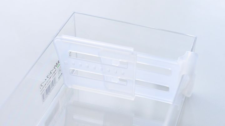 重ねて置くプチストレスを解消！110円の「冷蔵庫ドアポケット用仕切り」で作るリモコンスタンド