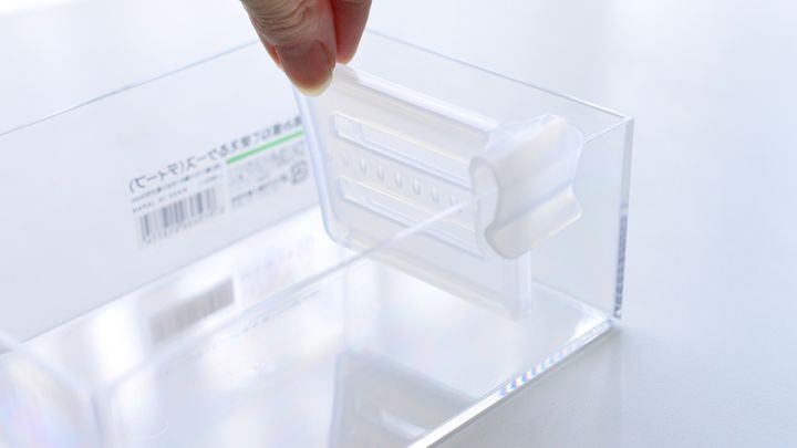 重ねて置くプチストレスを解消！110円の「冷蔵庫ドアポケット用仕切り」で作るリモコンスタンド
