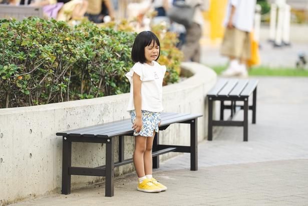 【写真を見る】倉田瑛茉演じる幼い朝子 [c]IDKYPs./Pyramide Productions