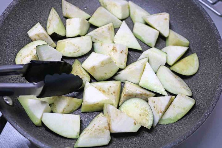 なすとひき肉トマト炒め１１
