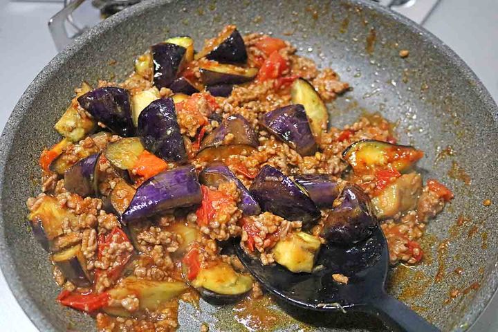 なすとひき肉トマト炒め６