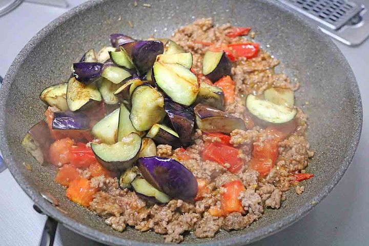 なすとひき肉トマト炒め７