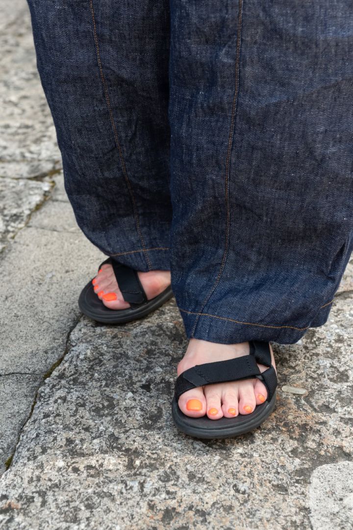 「Teva（テバ）」の黒サンダルで抜け感をプラス