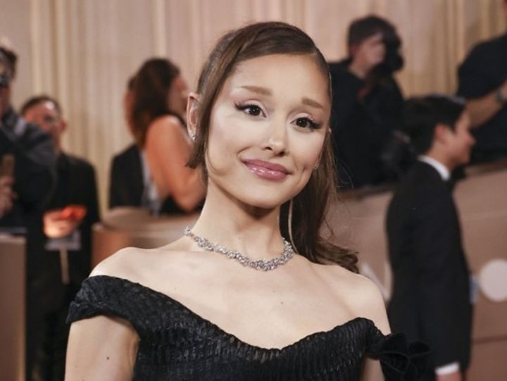 アリアナ・グランデ、復縁噂の元恋人とおそろいタトゥー （C）AFLO width=