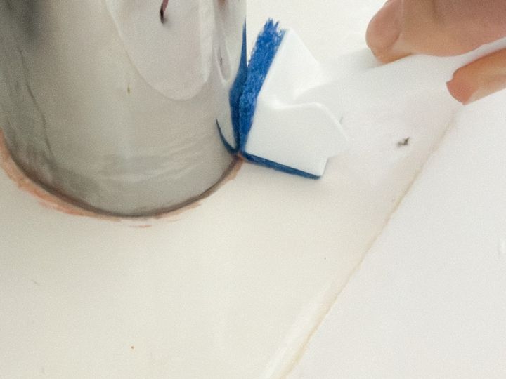 洗面所の蛇口の根本