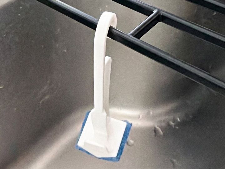 フックがついているので収納場所に困らない