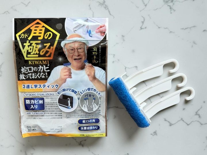 ダイソーの掃除グッズ「角の極み 3連L字スティック 防カビ剤入り」を徹底紹介します。蛇口や洗面台の「角」に密着するL字形状と防カビ効果で、水回りのヌメリ・黒ずみを一掃！ シリーズ一覧も紹介します。