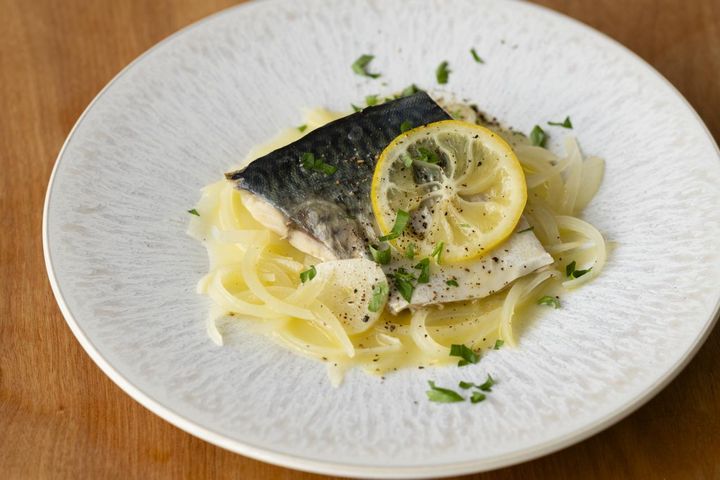 さばの白ワイン煮。「玉ねぎやにんにくの香味に、さわやかなレモンがアクセント」