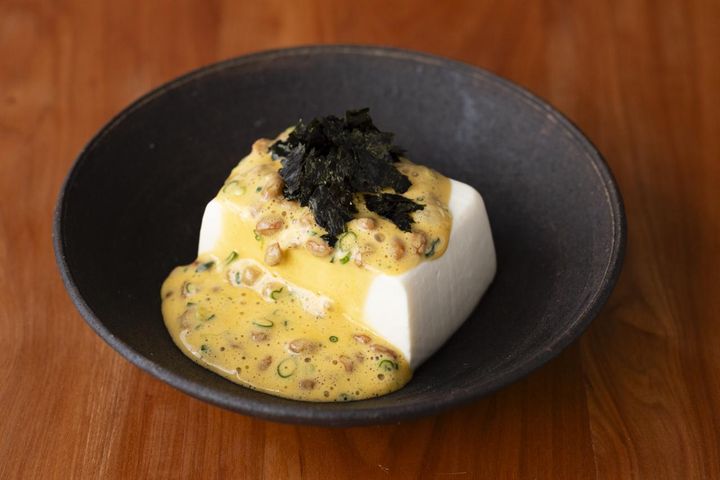 豆腐の納豆がけ。「チャンジャを添えて味変しても美味。お酒にも合います」