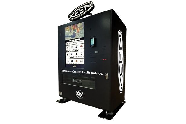 日本に2台限定の自動販売機「世界最小のKEENストア」