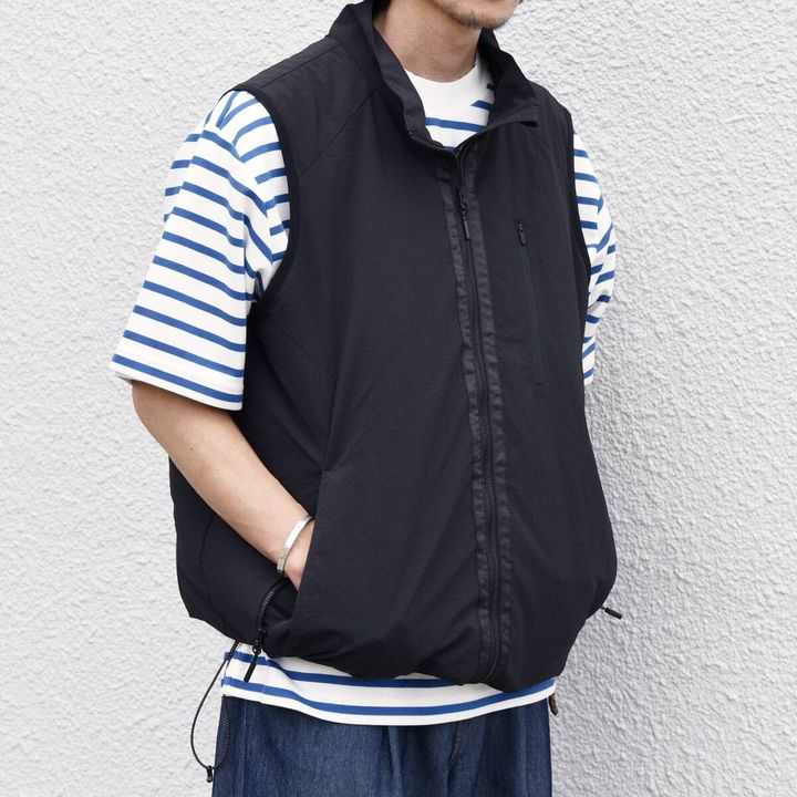 ファンによる涼しさと、街着として取り入れやすいシンプルなデザインを両立した「Air-Flow Vest」。軽量素材や撥水加工、風を逃しにくくする細かなディテールまで、暑い季節を快適に過ごすための工夫が詰まった一着。昨年即完売したというだけに、今年も早めにチェックしておきたい。