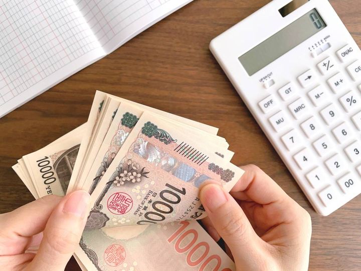 お金を数える人