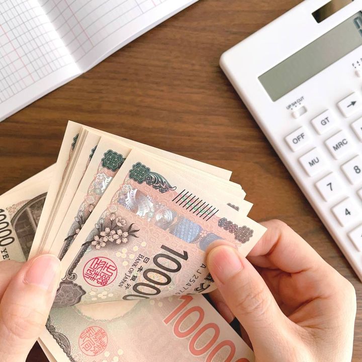 お金を数える人