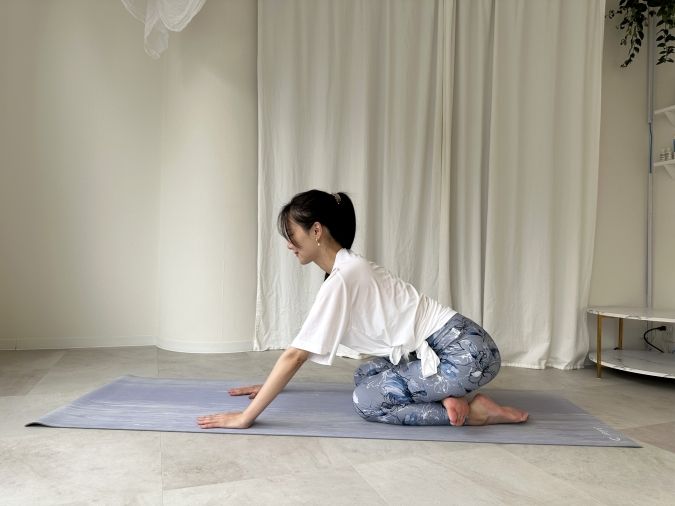 お尻をかかとの方向へゆっくり下ろし、体重をかけながらふくらはぎをほぐす。