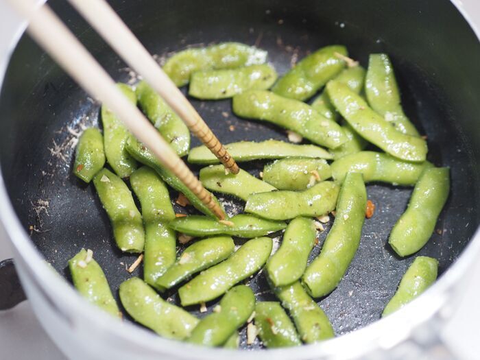 【塩茹でにはもう戻れない】進化系「枝豆ペペロンチーノ」がウマすぎる！ニンニクと鷹の爪でヤミツキ必至♡