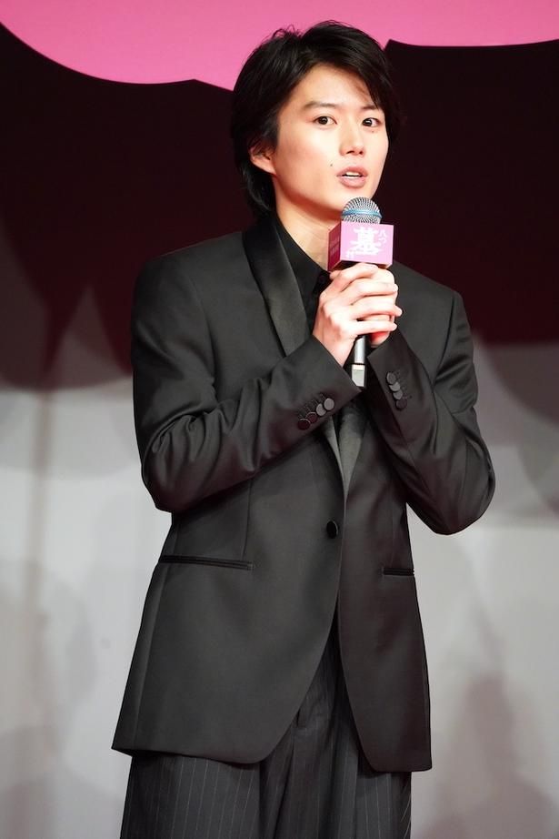 就職の内定も得られず、彼女もいない大学生の井川辰弥役の奥智哉