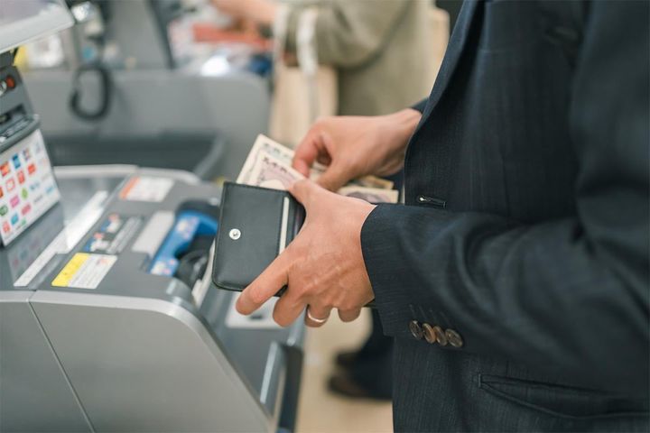 “現金払いにこだわる人”に否定的な意見多数？