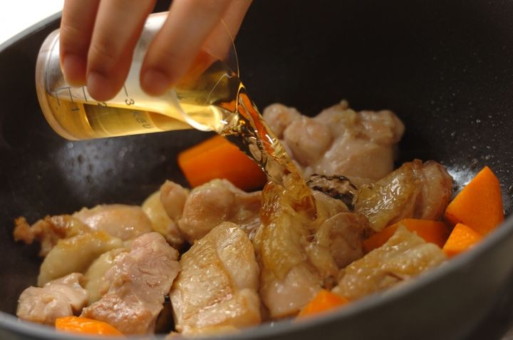 鶏もも肉とニンジンのさっぱり煮の作り方2