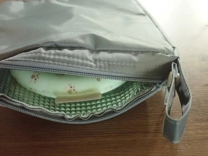 DAISO(ダイソー)：クールネックバンド用ポーチ スクエア型