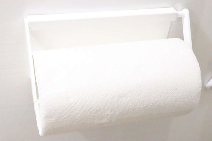 白いキッチンペーパーホルダーにセットされたロール状のキッチンペーパー