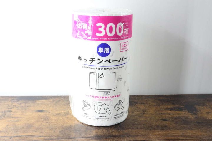 ピンクの帯が特徴のダイソー単層キッチンペーパーのパッケージ全体
