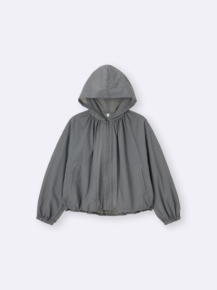 グレーのUVカットシアーパーカ、裾が絞られ丸みのあるシルエット