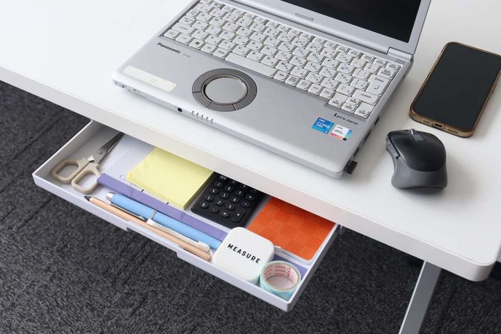 デスク下引き出しに文具を収納しデスク上にはPC