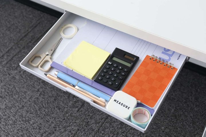 デスク下引き出しに収納された文具のアップ
