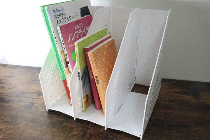 白いファイルボックスに数冊の本が立てて収納されている