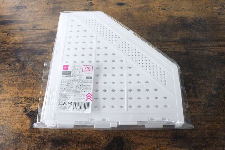 透明な袋に入った白い折りたたみ式ファイルボックス