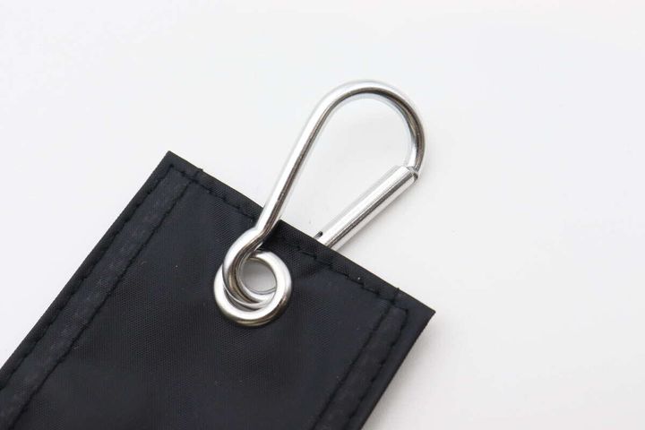 扇子ケースのハトメ部分にカラビナを取り付けたクローズアップ
