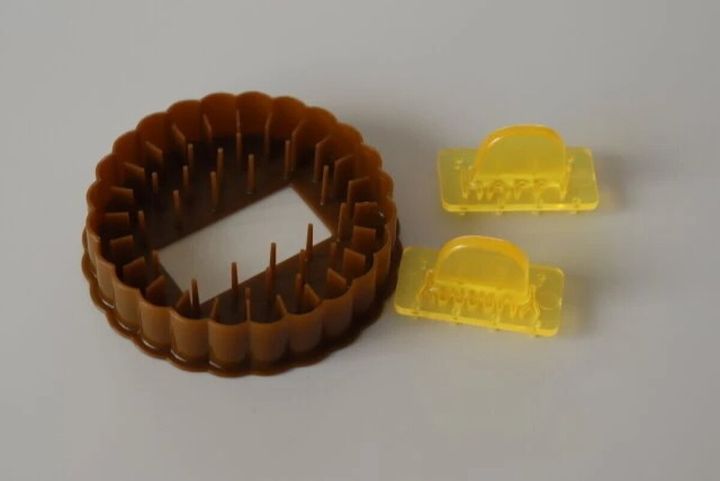 茶色の丸いクッキー型と黄色のメッセージスタンプ