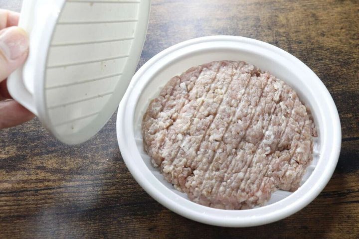 ミートプレスでひき肉をプレスする手元