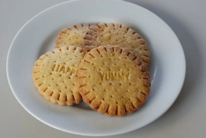 皿に盛られた「HAPPY」「YUMMY」の文字入りクッキー