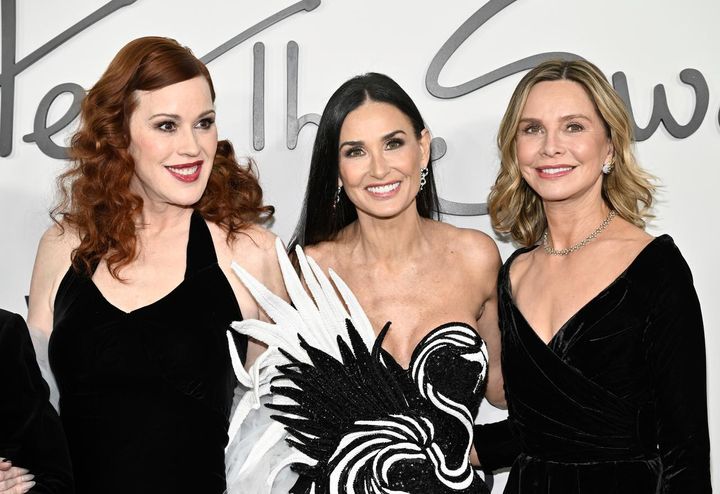 画像: モリー・リングウォルド（左）と主役を手にしたデミ・ムーア（中央）