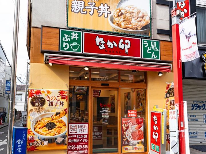 なか卯公式Xは8月16日、とろけるチーズがけカレーとかつを盛り合わせた一皿を紹介し、反響を呼んでいます。（サムネイル画像出典：PIXTAより）