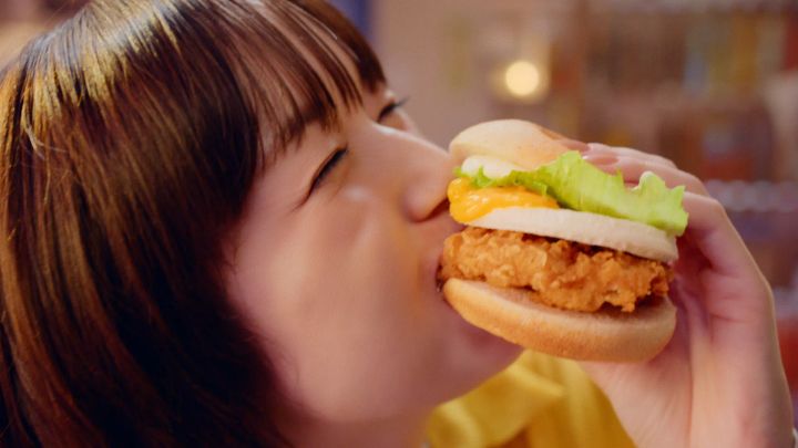 新TVCM とろ～り月見バーガー「たまごが大暴れ」篇 4