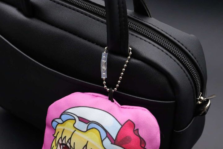 バッグに付けた推しグッズのキーホルダーに保護チューブが装着されている