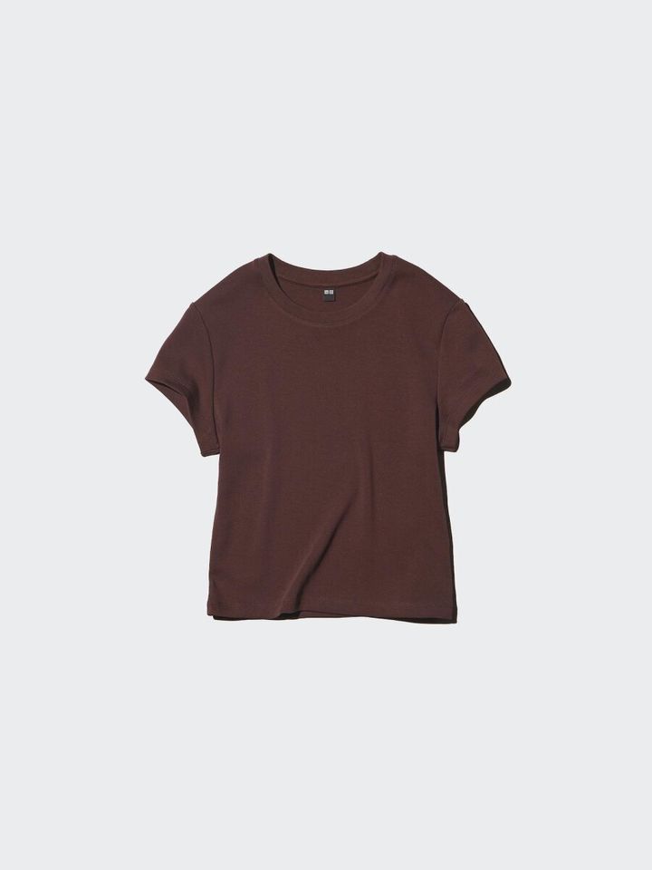 茶色のミニTシャツが平置きされている