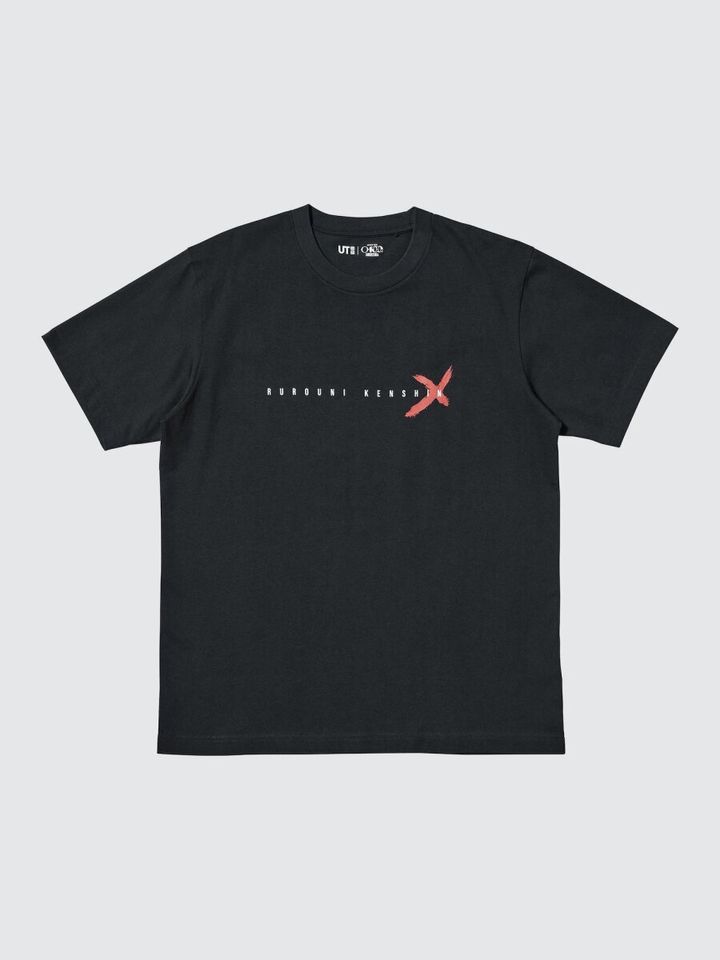 黒いTシャツに「るろうに剣心」のロゴと赤いXマークがデザインされている