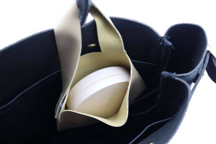 黒いバッグに装着されたポーチにクッションファンデを入れている