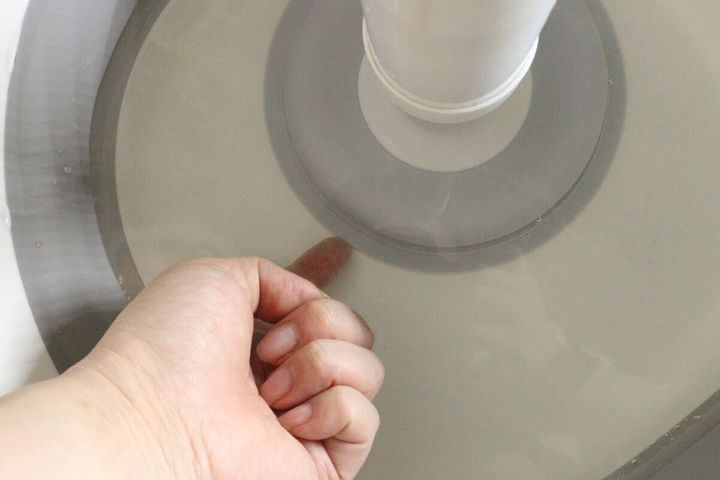 桶の底にパイプクリーナーのラバー部分が吸い付いている