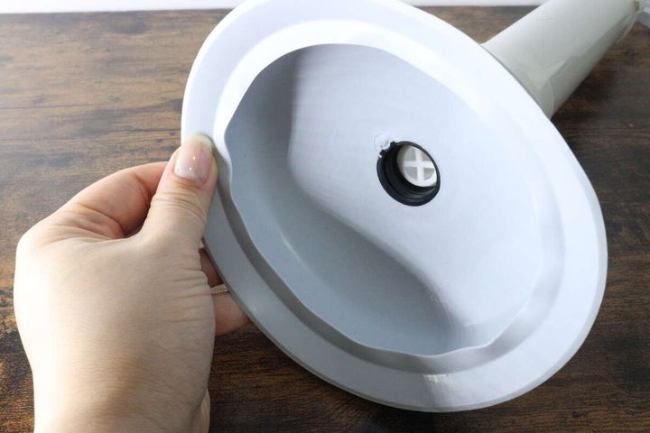 女性がパイプクリーナー先端のラバー部分に触れて確認している