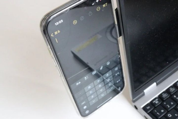 ノートパソコン横にスマホを固定した様子
