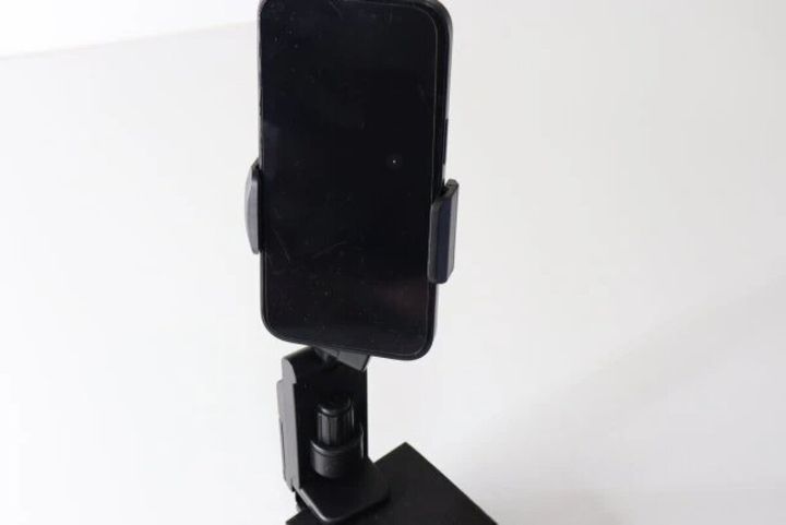 スマホを縦向きに固定した卓上スマホホルダー